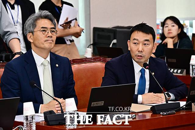 법사위 여당 간사로 선임된 김용민 더불어민주당 의원(오른쪽).