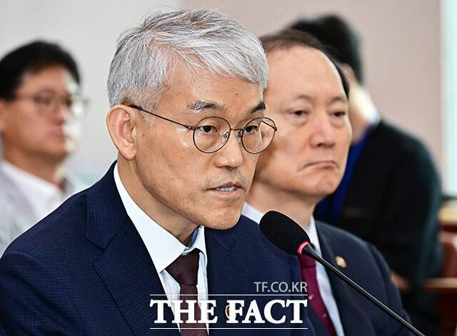 질의에 답변하는 천대엽 법원행정처장.