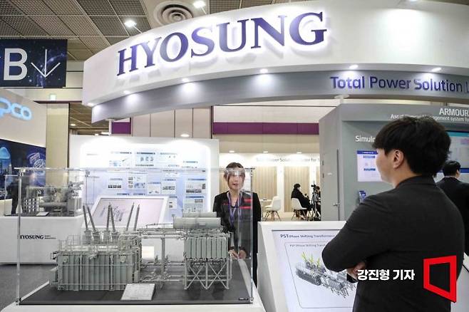 지난 2월 12일 서울 강남구 코엑스에서 열린 '일렉스 코리아 2025'에서 효성의 위상조작변압기(PST)가 전시돼 있다. 강진형 기자