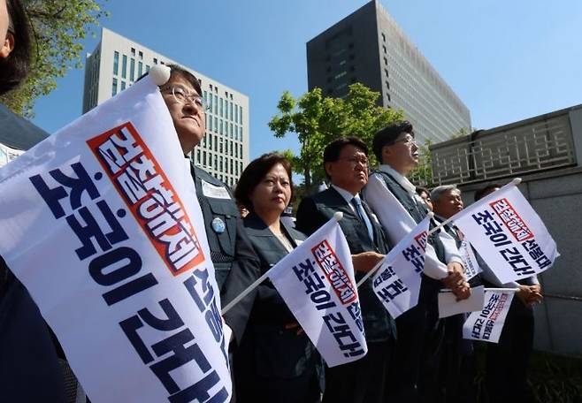 지난 5월 7일 서울 서초구 서울중앙지검 앞에서 조국혁신당 검찰해체선봉대 '조국' 출정식이 열리고 있다. 연합뉴스