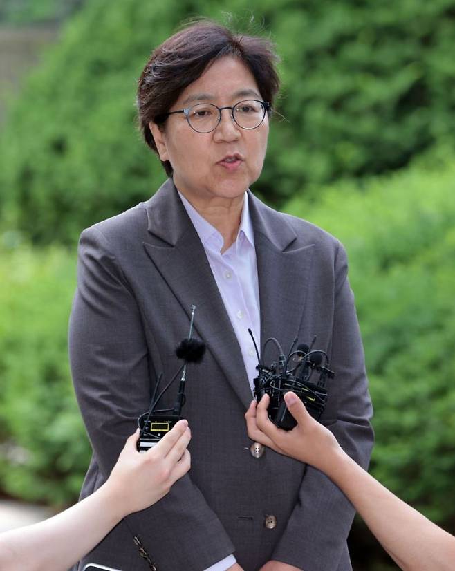 정은경 보건복지부 장관 후보자가 서울 중구 남대문로에 마련된 인사청문회 준비 사무실로 출근하며 질문에 답하고 있다. 연합뉴스