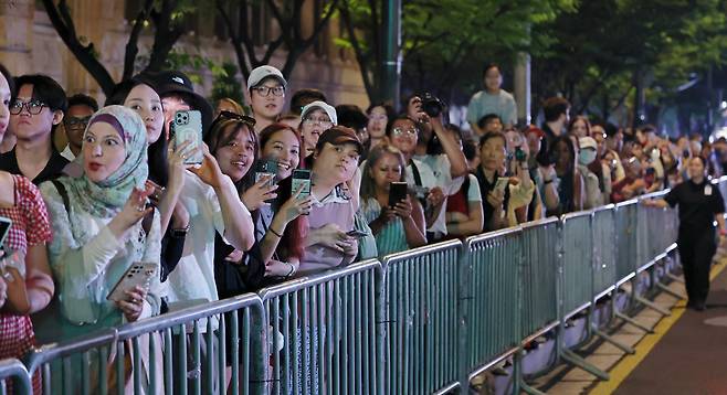 28일 오후 서울 세종대로 일대에서 '오징어 게임 시즌3' 퍼레이드 행사가 진행되고 있는 가운데 외국인 관광객들이 사진과 영상을 찍고 있다. /남강호 기자