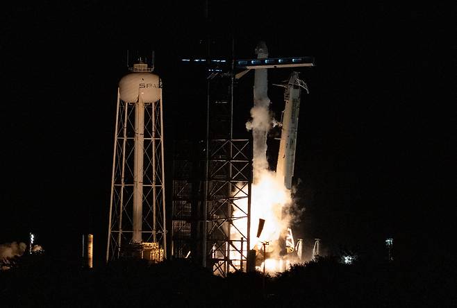 지난 달 미 항공우주국(NASA)의 발사단지에서 스페이스X 로켓 '팰컨9' 가 이륙하고 있다./UPI 연합뉴스