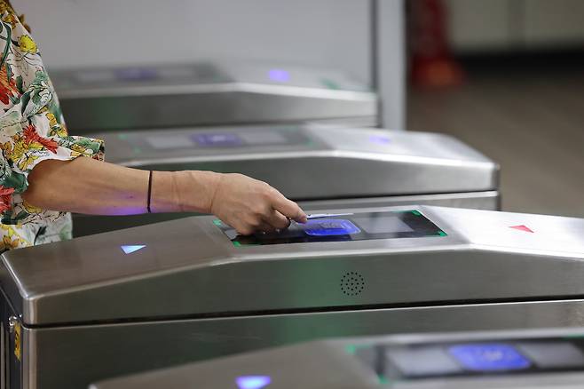 지난달 29일 서울 지하철 2호선 을지로입구역 개찰구에서 시민이 교통카드를 찍고 있다. /연합뉴스