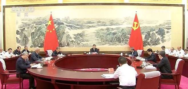 시진핑(가운데) 중국 국가주석이 지난달 30일 공산당 중앙위원회 정치국 제21차 집단학습을 주재하고 있다. ⓒ CCTV/뉴시스