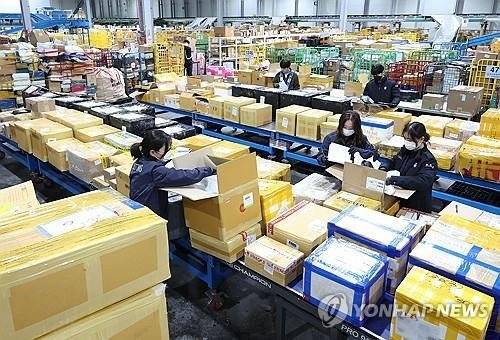인천공항본부세관 특송물류센터에 쌓인 해외 직구 물품. 연합뉴스