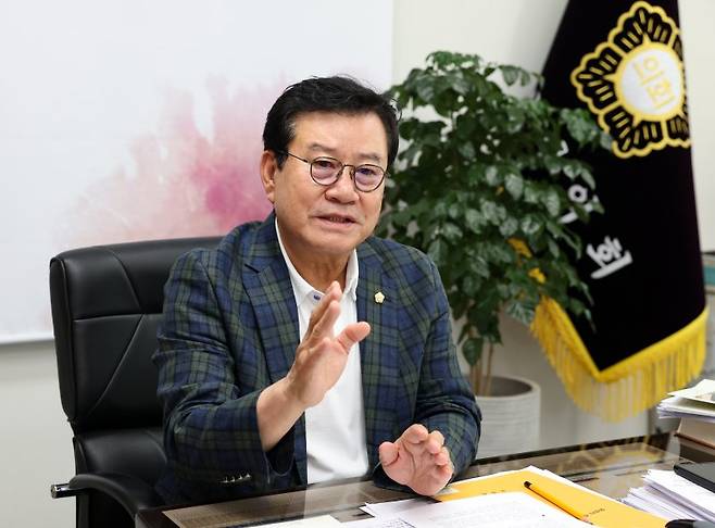 전국 유일 다당제 민주주의를 이끌고 있는 이상복 오산시의회 의장이 1일 지방의회의 역할 확대 등에 대해 설명하고 있다. 오산시 제공