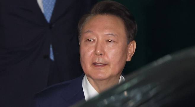 피의자 신분으로 내란 특검 조사를 받은 윤석열 전 대통령이 6월29일 서초구 서울고검 청사를 나서고 있다. 공동취재사진