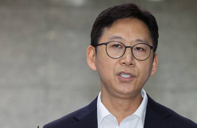 배경훈 과학기술정보통신부 장관 후보자가 지난달 24일 서울 종로구 광화문우체국에 마련된 인사청문회 준비 사무실로 출근하며 취재진의 질문에 답하고 있다. 연합뉴스