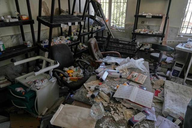 29일(현지시간) 이란 테헤란의 에빈 교도소 내 의무동이 23일 이스라엘의 공습으로 파손된 채 남아 있다. 아스가르 자한기르 이란 사법부 대변인은 이번 공습으로 행정 직원과 수감자, 면회객 등 총 71명이 숨졌다고 밝혔다. AP=뉴시스