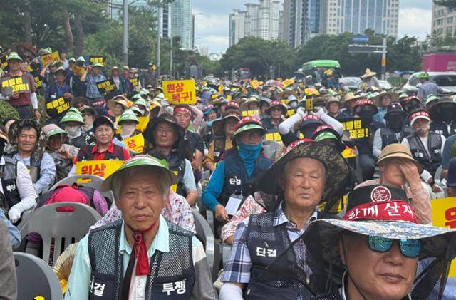 경북 5개 시군 주민들이 1일 서울 영등포구 국회 앞에서 '경북 산불 피해 주민 특별법 제정 촉구 집회'를 열고 산불 대책 마련을 요구하고 있다. 허유정 기자