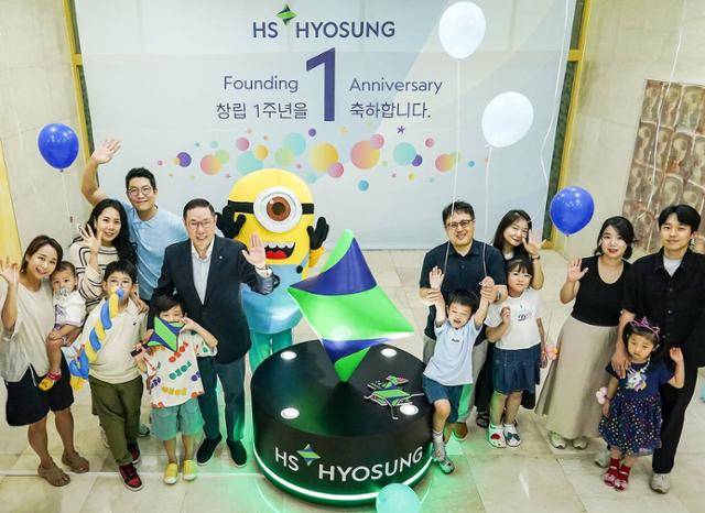 조현상 HS효성 부회장이 28일 창립 1주년을 맞이해 열린 임직원 자녀 초청 행사에서 기념 사진을 찍고있다. HS효성 제공