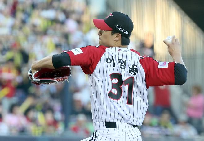 29일 오후 잠실야구장에서 열린 2025 프로야구 KIA와 LG 경기. LG 투수 이정용이 7회 등판 역투하고 있다. 잠실=정시종 기자 capa@edaily.co.kr /2025.06.29.