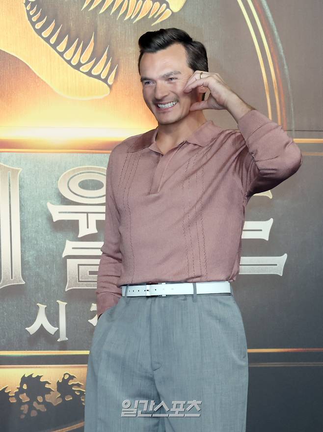 영화 ‘쥬라기 월드: 새로운 시작’ 주연 배우 스칼렛 요한슨과 조나단 베일리, 루퍼트 프렌드,영화감독 가렛 에드워즈가 1일 오후 서울 종로구 포시즌스호텔에서 내한 기자회견을 했다. 배우 루퍼트 프렌드가 무대에 오르고 있다. ‘쥬라기 월드: 새로운 시작’은 2일 국내 개봉한다. 정시종 기자 capa@edaily.co.kr /2025.07.01.