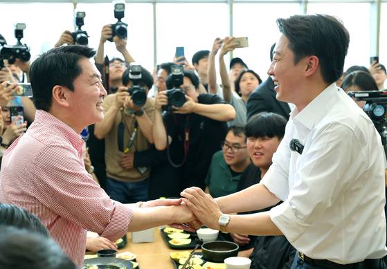 이준석(오른쪽) 개혁신당 대선 후보와 안철수 국민의힘 의원이 5월 21일 경기 성남시 가천대학교 글로벌캠퍼스에서 학생들과 학식을 먹으며 대화를 나누고 있다. 중앙포토