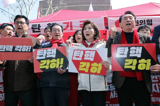 윤석열 전 대통령 탄핵심판 선고를 하루 앞둔 지난 4월 3일 서울 종로구 헌법재판소 인근 수운회관(라이온스회관) 앞 국민의힘 천막 앞에서 김장겸, 이종배, 나경원, 김석기 국민의힘 의원(왼쪽부터) 등이 '탄핵 기각' 등 구호를 외치고 있다. 뉴스1