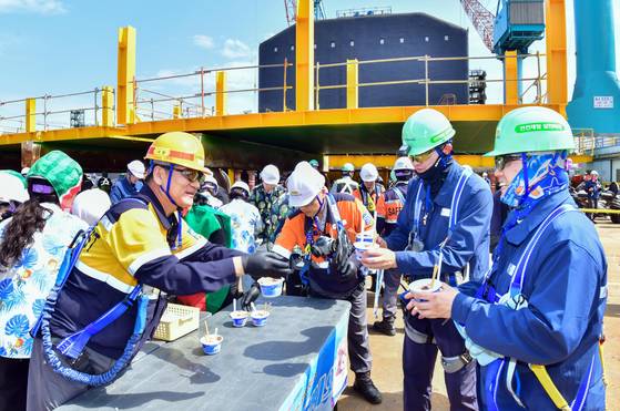 조선소 특성상 고온에서의 중장비 작업이 많은 HD현대중공업은 체감 온도가 33도 이상인 폭염일엔 오전 10시, 오후 3시 휴식시간을 기존 10분에서 20분으로 연장한다. 냉방이 가능한 이동식 버스형 휴게소 4대를 운영하고, 선박 위에도 '선상 휴게실'을 새로 만들었다. 직원들에게 빙수 4만4000인분을 제공하는 '빙수 드쎄오' 이벤트도 진행 중이다. 사진 HD현대중공업