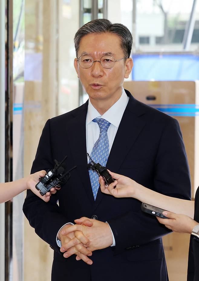 정성호 법무부 장관 후보자가 1일 오전 서울 종로구 적선현대빌딩에 마련된 인사청문회 준비 사무실로 출근하며 취재진의 질문에 답하고 있다. 최혁 기자