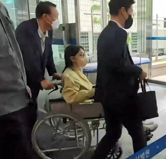 윤석열 전 대통령의 부인 김건희 여사가 지난 27일 서울 송파구 서울아산병원에서 윤 전 대통령이 미는 휠체어에 탄 채 퇴원하고 있다. 연합뉴스