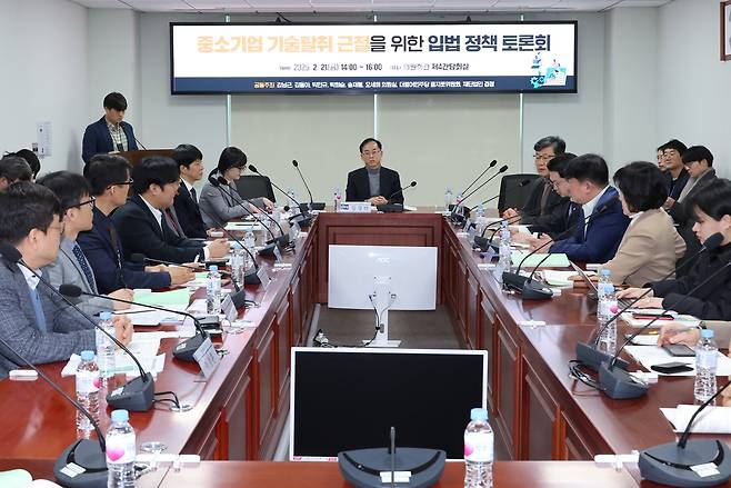 지난 2월21일 서울 여의도 국회 의원회관에서 더불어민주당 을지로위원회 주최로 열린 ‘중소기업 기술탈취 근절을 위한 입법정책토론회’에서 김남근 의원이 발언하고 있다. 연합뉴스