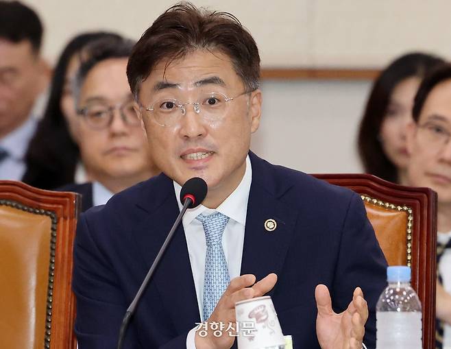 이진수 법무부 차관이 1일 국회 법제사법위원회 전체회의에서 의원 질의에 답하고 있다. 박민규 선임기자