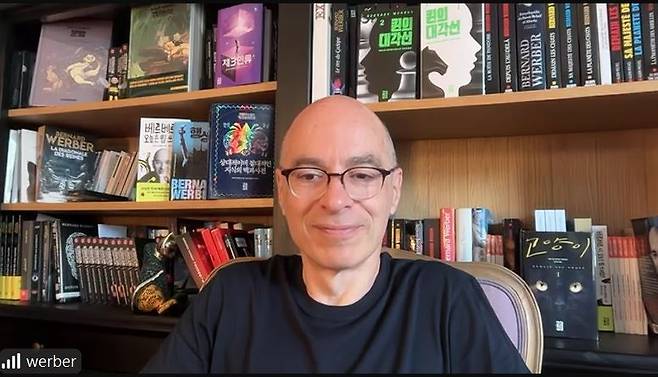 프랑스 소설가 베르나르 베르베르가 1일 온라인으로 열린 기자간담회에서 질문에 답하고 있다. 줌화면 캡처