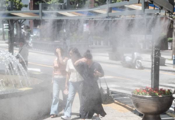 올해 첫 폭염경보가 발령 된 지난달 30일 부산 부산진구 한 횡단보도에서 시민들이 쿨링포그(인공안개 분사시설) 밑을 지나고 있다. 이날 부산의 일평균 기온은 관측 이래 6월 중 가장 높았다. 전민철 기자 jmc@kookje.co.kr