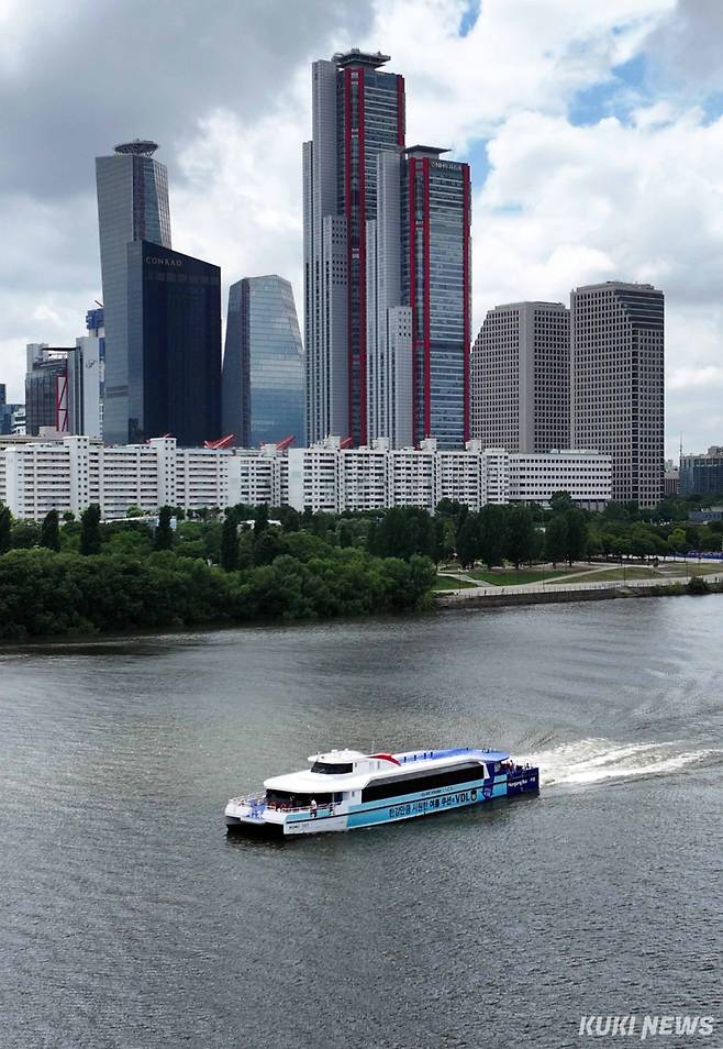 ‘한강버스 미리 타보세요’1일 시민 체험 시범 운항을 시작한 서울시 한강버스가 서울 여의도 선착장을 출발해 한강을 지나가고 있다. 시민 체험 탑승은 매주 화·목·토요일에 운항한다.화·목에는 오후 2시와 저녁 7시 각 1회씩 여의도-잠실 방면으로 운행하며, 토요일에는 오후 2시 같은 방면으로 1회 편도로 한강을 거슬러 오른다. 시범 운행은 8월 말까지이고 9월 정식 운항한다.