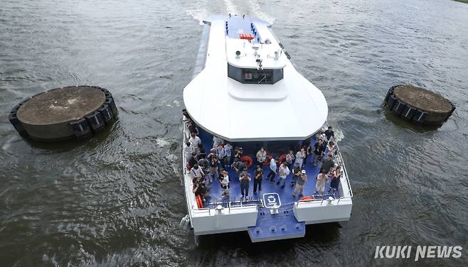 시범 운항을 시작한 한강버스가 1일 서울 한강 반포대교 인근을 지나고 있다.