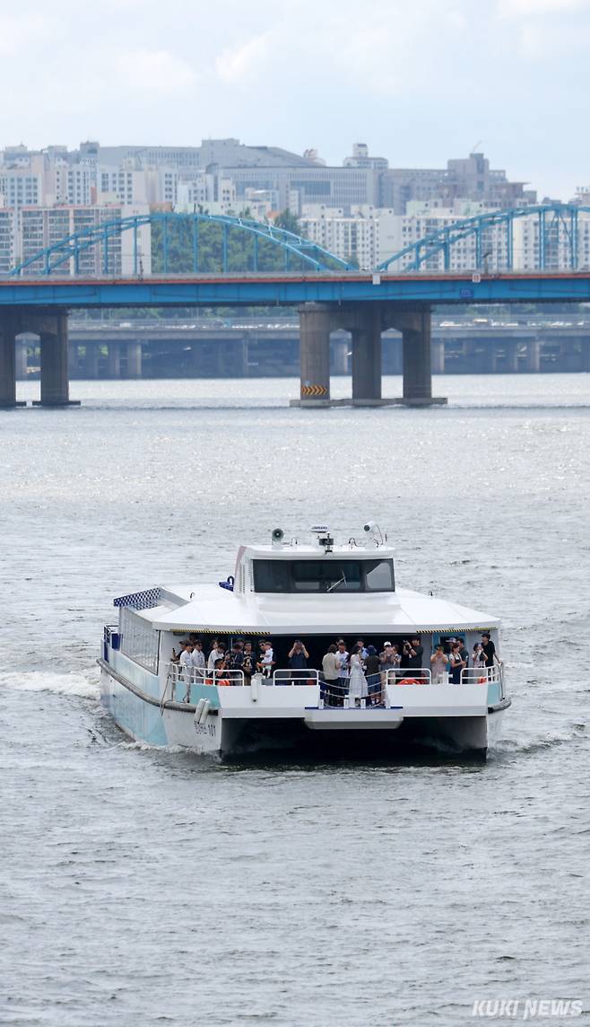 시범 운항을 시작한 한강버스가 1일 서울 한강 반포대교 인근을 지나고 있다.