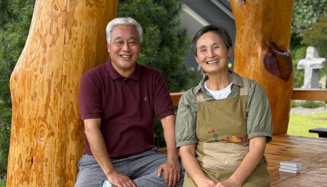 김기중 목사와 아내 이주순 사모가 최근 충남 서천군 화양면에 자리 잡은 ‘옹기종기 공동체’의 정자에 앉아 사역을 소개하고 있다.