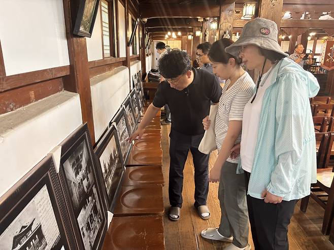 정민교(왼쪽) AL미니스트리 대표가 강화성당 내부 액자에 관해 설명하고 있는 모습.