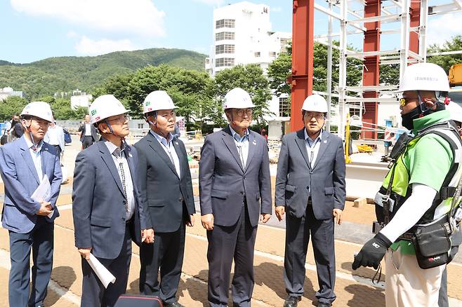 우원식 국회의장이 1일 경주를 방문해 APEC 정상회의 인프라 조성 현장을 확인하고 있다. 경북도 제공