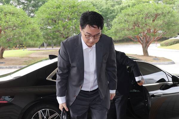 ▲심우정 검찰총장이 지난달 17일 서울 서초구 대검찰청으로 출근하며 취재진을 향해 인사하고 있다. ⓒ연합뉴스