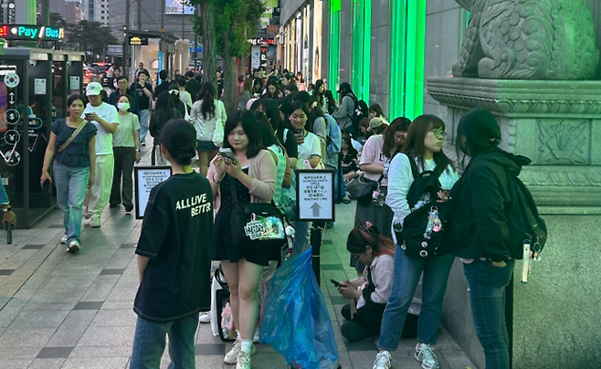 올리브영 명동역점 세븐틴 팝업스토어 당시 만들어진 긴 대기줄.
