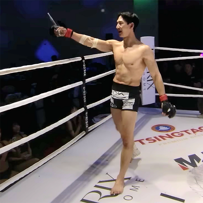 구독자 204만 먹방 유튜버 밴쯔가 2024년 12월 서울시 세빛섬 ‘파이터100 클럽 2’에서 종합격투기 데뷔승을 거둔 후 기뻐하고 있다. 3분×2라운드 경기라 공식 전적은 아니다. 사진@파이터100권아솔