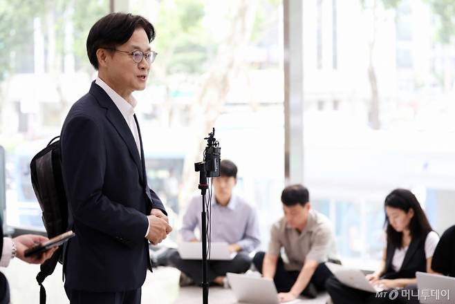 (서울=뉴스1) 오대일 기자 = 이재명 정부 초대 산업통상자원부 장관에 지명된 김정관 후보자(두산에너빌리티 사장)가 30일 오전 서울 강남구 한국기술센터에 마련된 인사청문회 준비단 사무실로 출근하며 지명 소감을 밝히고 있다. 2025.6.30/뉴스1 Copyright (C) 뉴스1. All rights reserved. 무단 전재 및 재배포, AI학습 이용 금지. /사진=(서울=뉴스1) 오대일 기자