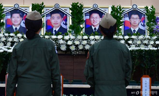 (포항=뉴스1) 최창호 기자 = 30일 경북 포항시 해군 항공사령부체육관에 마련된 대잠 해상초계기(P-3CK) 순직자 합동분향소에서 동료들이 순직자들을 추모하고 있다. 해군은 고 박진우 중령, 고 이태훈 소령, 고 윤동규 상사, 고 강신원 상사로 1계급 추서했다. 2025.5.30/뉴스1 Copyright (C) 뉴스1. All rights reserved. 무단 전재 및 재배포, AI학습 이용 금지. /사진=(포항=뉴스1) 최창호 기자