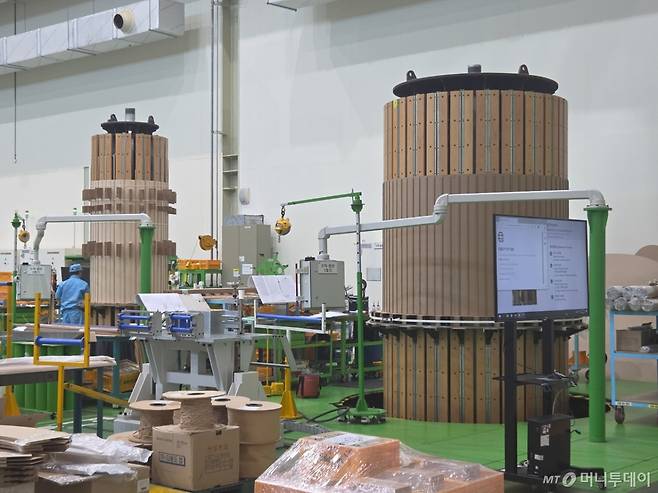 일반 초고형 변압기 제조 시 사용하는 권선기(왼쪽)과 HVDC 변환용 변압기를 만들 때 사용하는 권선기(오른쪽). 권선기는 나무 재질로 감싼 구리선을 위로 감을 때 사용하는 필수 장비다./사진=최지은 기자