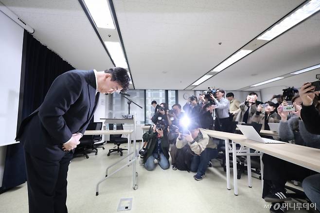 백종원 더본코리아 대표가 올초 서울 서초구의 한 회의공간에서 열린 더본코리아 주주총회에 참석해 취재진에게 고개숙여 인사하고 있다./사진=뉴시스 /사진=정병혁