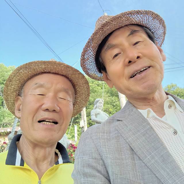 65년여 만에 만난 세제 형님(왼쪽)과 필자.