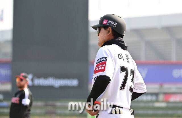 2025년 3월 9일 오후 경기도 수원KT위즈파크에서 2025 신한 SOL뱅크 KBO 리그 시범경기 KT 위즈와 LG 트윈스의 경기가 열렸다. KT 이종범 코치가 그라운드에서 선수들을 지켜보고 있다./마이데일리