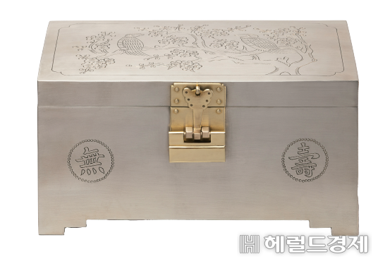 백동 선각 화조문자문 합(白銅 線刻 花鳥文字文 盒) 29.2 × 16.7 × 15.8(h) cm