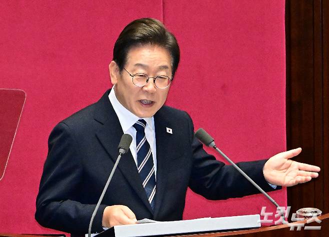 이재명 대통령이 26일 오전 서울 여의도 국회에서 열린 제426회 국회(임시회) 제2차 본회의에서 2025년도 제2회 추가경정예산안에 대한 정부의 시정연설을 하고 있다. 윤창원 기자