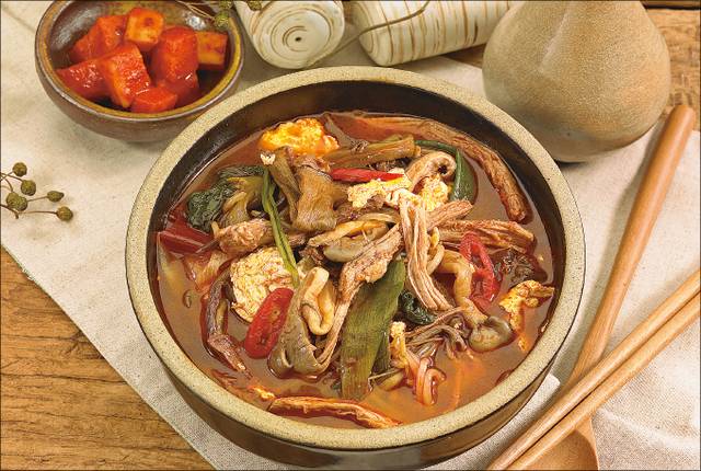 대파와 손으로 찢은 쇠고기를 넣은 육개장. 게티이미지뱅크