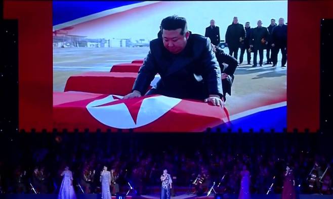 북한 조선중앙TV는 지난달 30일, 김정은 북한 국무위원장이 방북한 올가 류비모바 러시아 문화장관을 접견하고 예술공연을 관람했다고 보도했다. 예술인 공연 중 무대 배경화면에 김정은 국무위원장이 러시아 파병 북한군 전사자 관을 어루만지며 애도하는 장면을 공개했다.. 사진=조선중앙TV 캡쳐