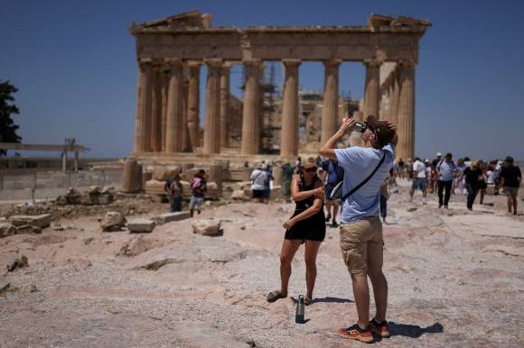 지난달 27일 그리스 아크로폴리스 언덕에서 한 관광객이 폭염을 식히기 위해 물을 마시고 있다. 로이터 연합뉴스