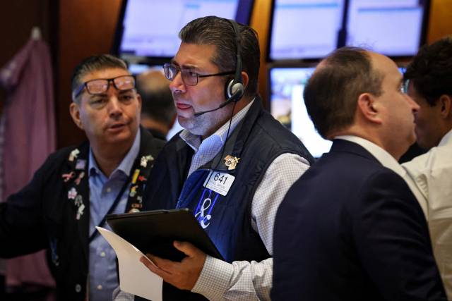 30일(현지 시간) 미국 뉴욕 뉴욕증권거래소에서 트레이더들이 업무를 보고 있다. 로이터연합뉴스