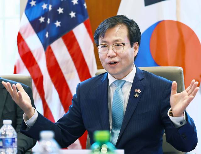 여한구 산업통상자원부 통상교섭본부장이 27일(현지 시간) 미 워싱턴DC 미국상공회의소 회의실에서 열린 ‘미국 상공회의소 라운드테이블’에서 발언하고 있다. 연합뉴스