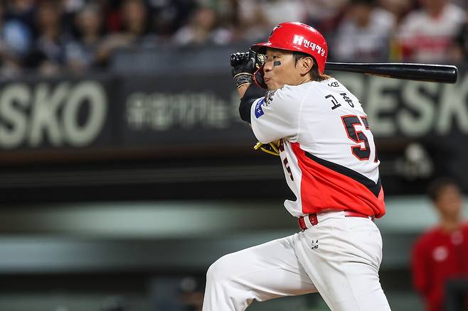 KIA 고종욱이 1일 광주 SSG전 7회말 역전 적시타를 때리고 있다. KIA 타이거즈 제공